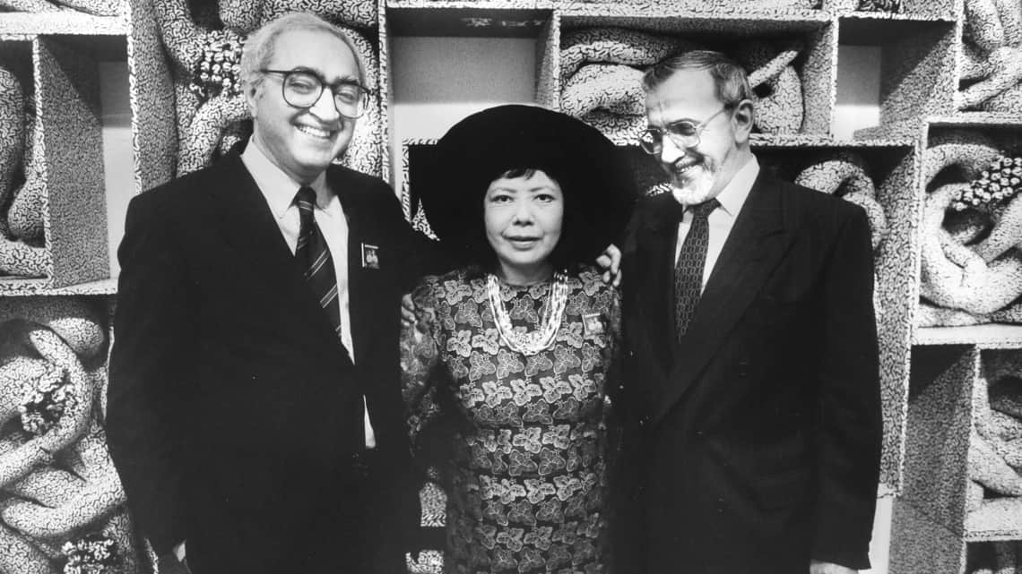 Ebrahim Alkazi with Yayoi Kusama and Bhupendra Karia at the opening of her show at CICA, 1989 Courtesy: The Alkazi Collection of Art