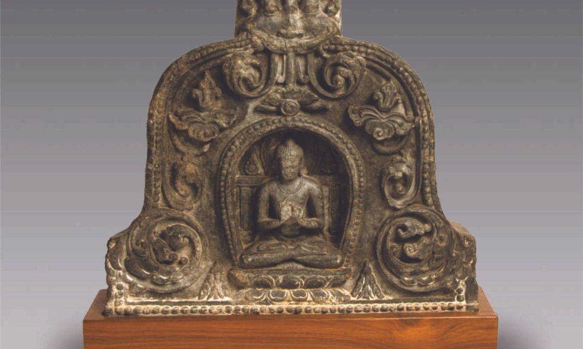 Photo: An early Pala carved black stone architectural relief (credit : Todywalla auctions)